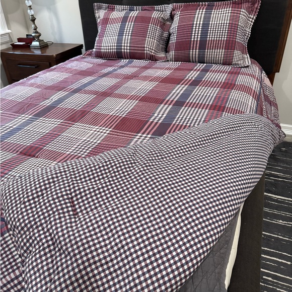 NOT FOR SALE
Tommy Hilfiger queen size reversible comforter with shams - Picture 3 of 3